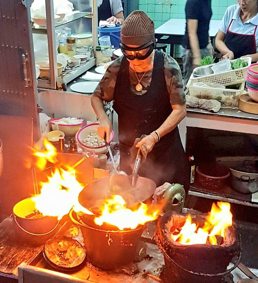 This Street Food Vendor in Bangkok Costs Hundreds of Ringgit, But it's Totally Worth it - World Of Buzz 6