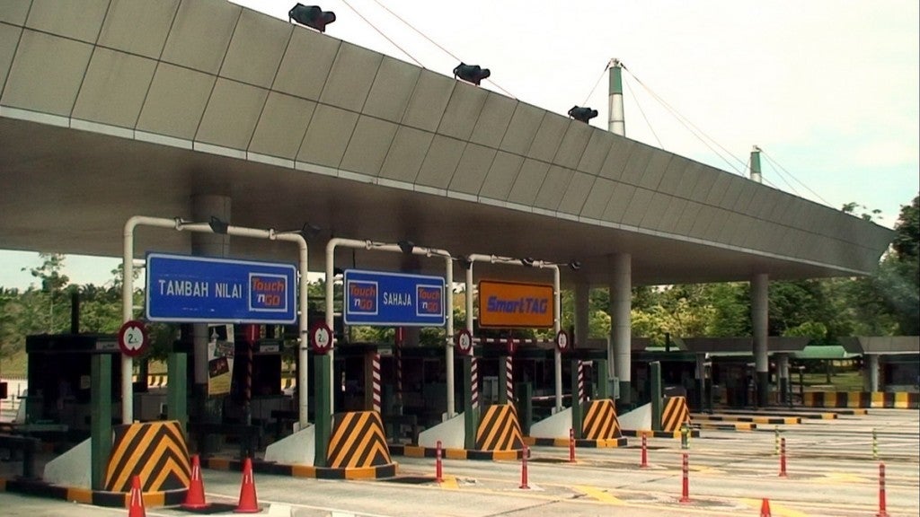 Viral Message Saying Cameras Installed at Toll Booths to Catch Errant Motorists NOT True - World Of Buzz