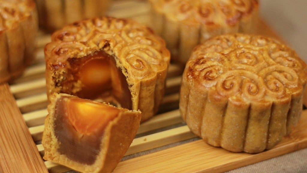 11 Nostalgic Things Malaysians Who Celebrate the Mooncake Festival Will Remember - WORLD OF BUZZ
