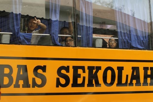 12 Things Only Malaysians Who Have Taken Bus Sekolah Will Understand - WORLD OF BUZZ