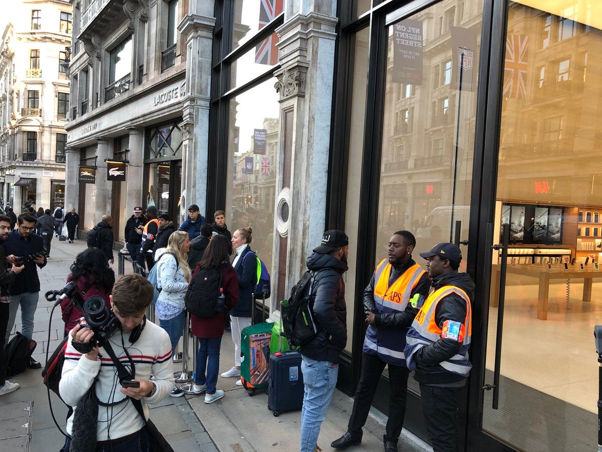 Crowd Turnout for Launch of iPhone 8 and 8 Plus Underwhelmingly Small - WORLD OF BUZZ 1