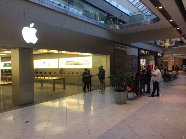 Crowd Turnout for Launch of iPhone 8 and 8 Plus Underwhelmingly Small - WORLD OF BUZZ 2