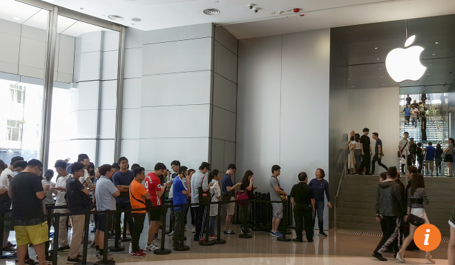 Crowd Turnout for Launch of iPhone 8 and 8 Plus Underwhelmingly Small - WORLD OF BUZZ 3