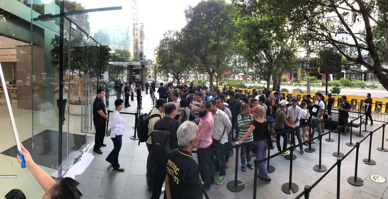 Crowd Turnout for Launch of iPhone 8 and 8 Plus Underwhelmingly Small - WORLD OF BUZZ 4