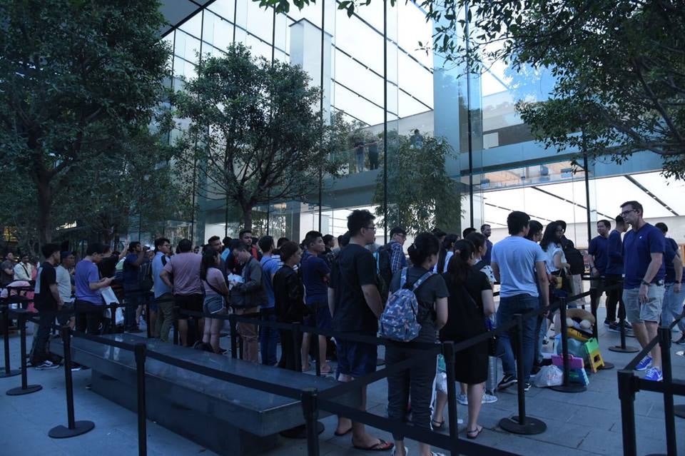 Crowd Turnout for Launch of iPhone 8 and 8 Plus Underwhelmingly Small - WORLD OF BUZZ 5