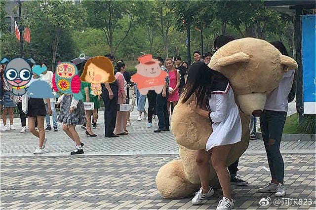 Guy Buys Rm6,300 Teddy To Confess His Love, Crush Chooses Bear Instead - World Of Buzz 3