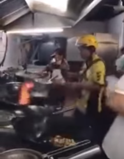 Impatient Delivery Guy Walks Into Restaurant Kitchen To Cook Food Himself - World Of Buzz 1