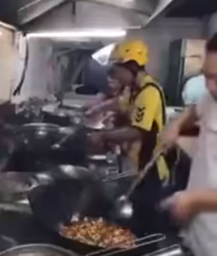 Impatient Delivery Guy Walks Into Restaurant Kitchen To Cook Food Himself - World Of Buzz 2