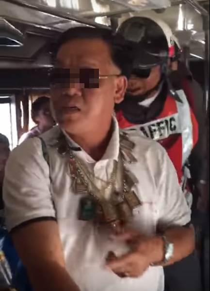 Man Kicked Out Of Bangkok Bus By Police For Showing Porn To Other Passengers - World Of Buzz 2