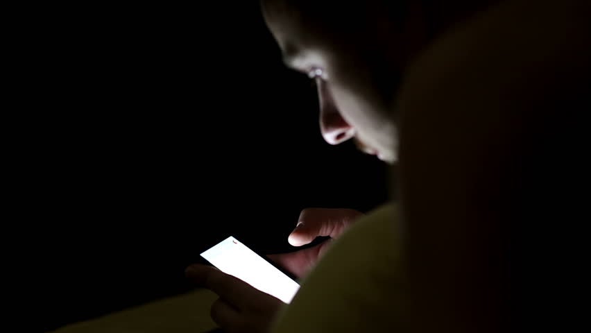 Man Suffers from Conjunctival "Stones" Due to Playing Phone in the Dark - WORLD OF BUZZ 1