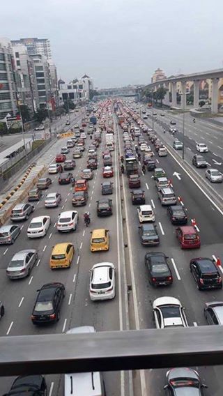 Massive Standstill On The Ldp Caused By Fatal Car Crash - World Of Buzz 1