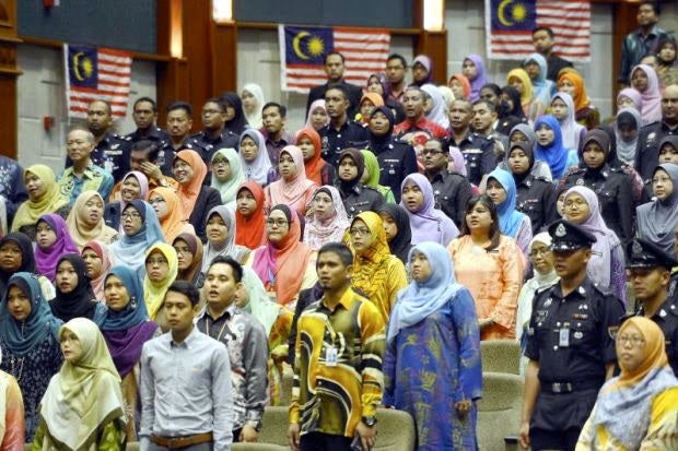 M'sia Civil Servants May Get Double Salary Increments, Bonuses And Promotions Soon - World Of Buzz 1