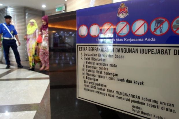 M'sian Denied Entry To Building For Wearing Skirt, Dbkl Issues Apology - World Of Buzz