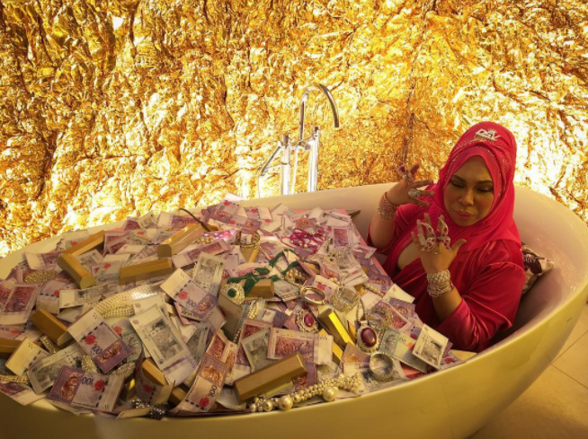 Photo of Datuk Seri Vida in Bathtub Full Of Money Draws Criticism from Malaysians - WORLD OF BUZZ