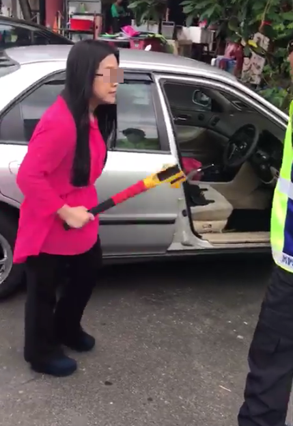Police Investigating Furious Woman Wielding Steering Lock And Yelling At Mpsj Officer - World Of Buzz 1