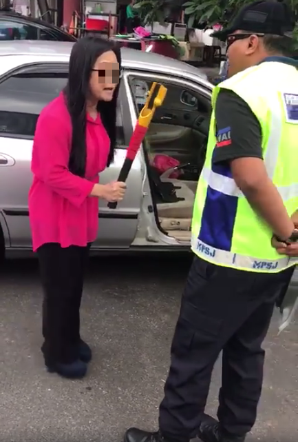 Police Investigating Furious Woman Wielding Steering Lock and Yelling at MPSJ Officer - World Of Buzz 2