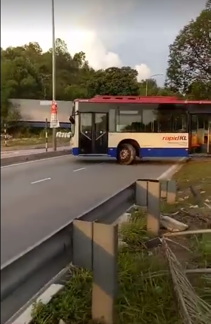 RapidKL Bus Driver Suspended for Making Illegal U-Turn Over Divider in Viral Video - WORLD OF BUZZ 1