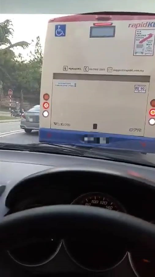 RapidKL Bus Driver Suspended for Making Illegal U-Turn Over Divider in Viral Video - WORLD OF BUZZ 2
