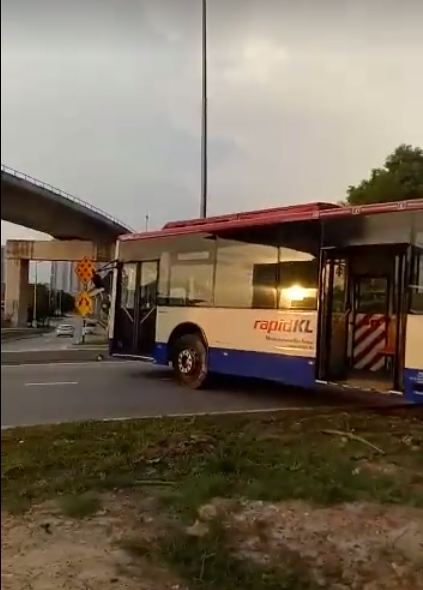 RapidKL Bus Driver Suspended for Making Illegal U-Turn Over Divider in Viral Video - WORLD OF BUZZ 3