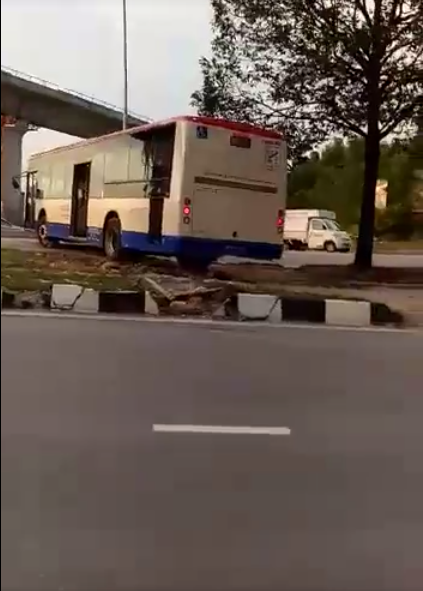 RapidKL Bus Driver Suspended for Making Illegal U-Turn Over Divider in Viral Video - WORLD OF BUZZ 4