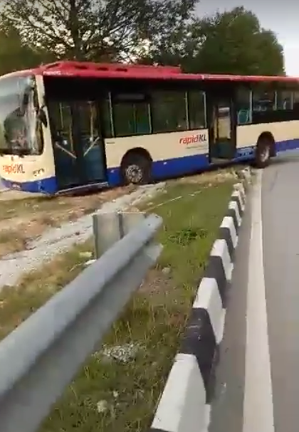 RapidKL Bus Driver Suspended for Making Illegal U-Turn Over Divider in Viral Video - WORLD OF BUZZ