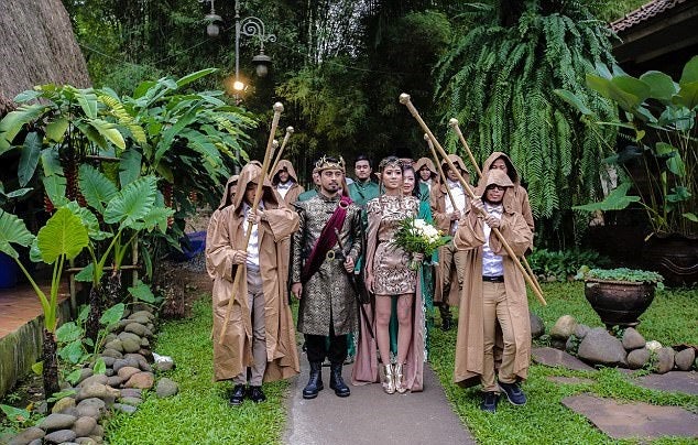This Couple Spent RM56,000 for an Epic Game of Thrones-Inspired Wedding - WORLD OF BUZZ 11