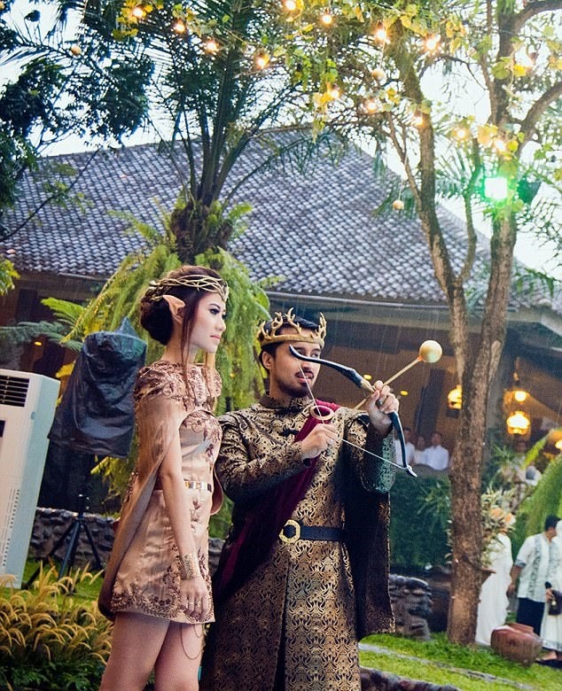 This Couple Spent RM56,000 for an Epic Game of Thrones-Inspired Wedding - WORLD OF BUZZ 3