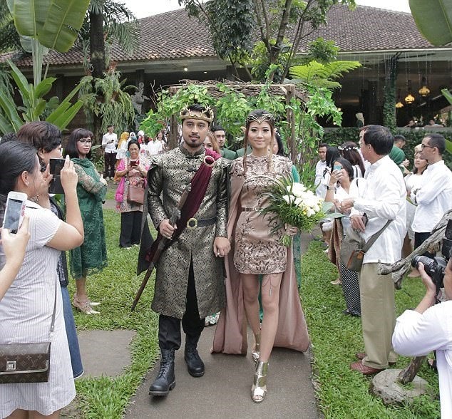 This Couple Spent RM56,000 for an Epic Game of Thrones-Inspired Wedding - WORLD OF BUZZ 7