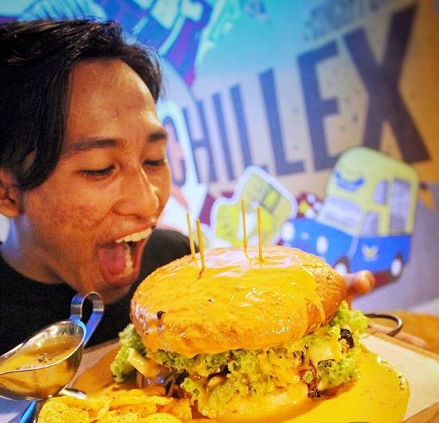 This Restaurant in Perak Serves Burgers and Fried Rice of EPIC Proportions! - WORLD OF BUZZ