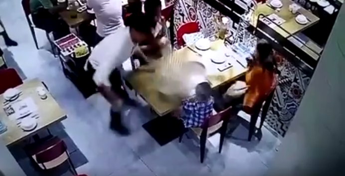 Viral Video Shows Poor Child Getting Scalded By Hotpot Soup Spilled By Careless Waiter - World Of Buzz 1