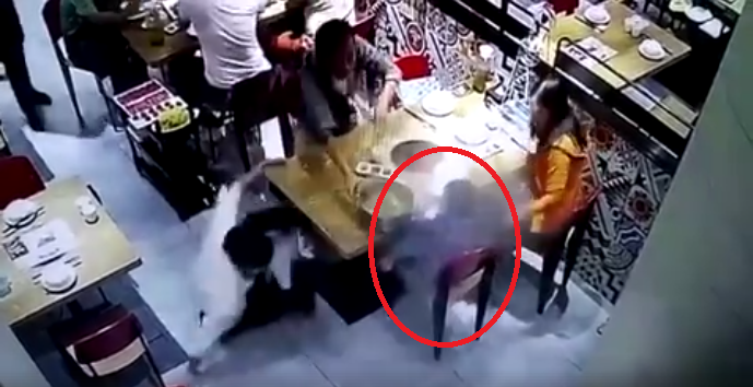 Viral Video Shows Poor Child Getting Scalded By Hotpot Soup Spilled By Careless Waiter - World Of Buzz 2