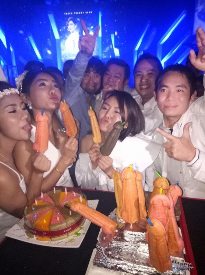 Waffle D*cks on Sticks are The New Craze in Bangkok, But Some People Hate It - WORLD OF BUZZ 3