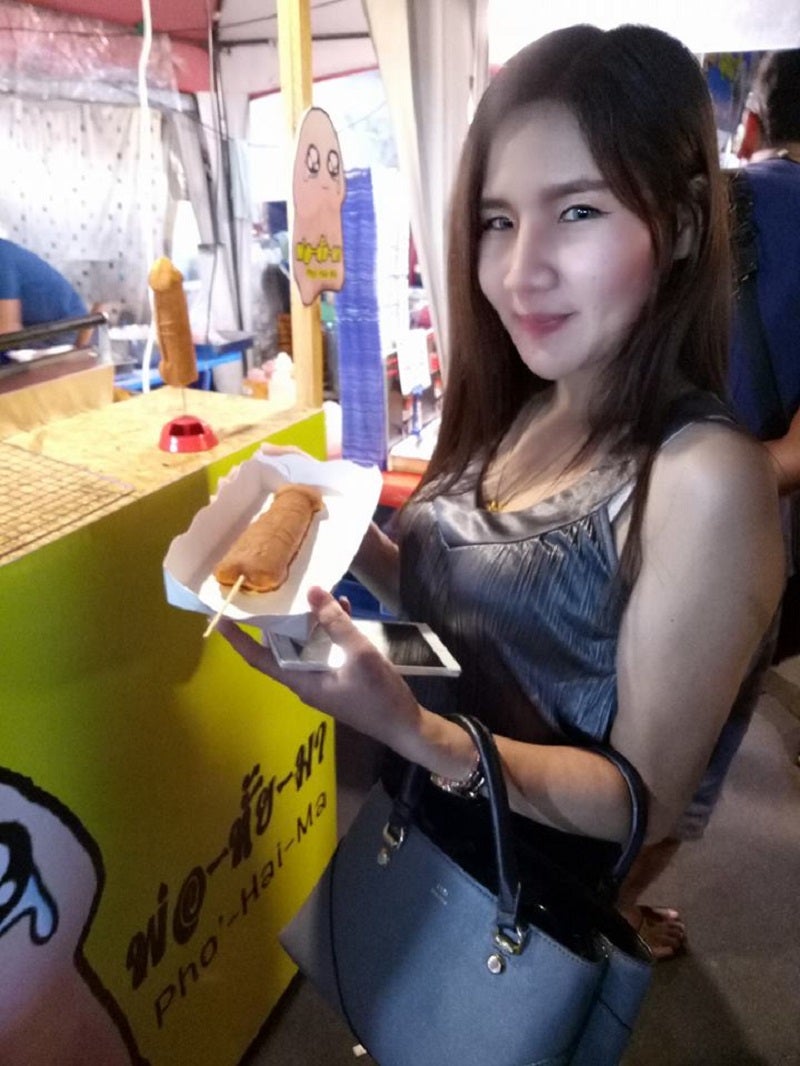 Waffle D*cks on Sticks are The New Craze in Bangkok, But Some People Hate It - WORLD OF BUZZ 4