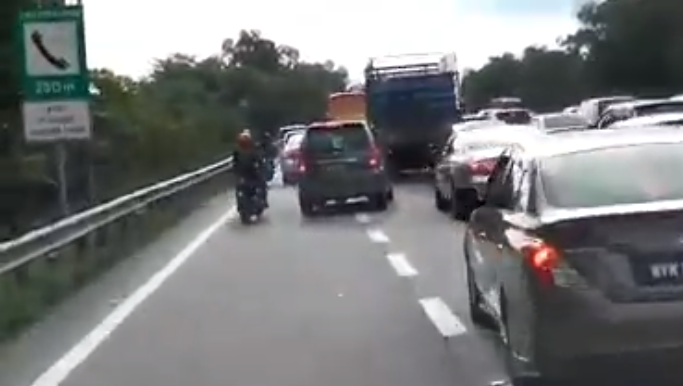 16 Basic Traffic Rules Malaysians Always Do WRONG! - WORLD OF BUZZ 10