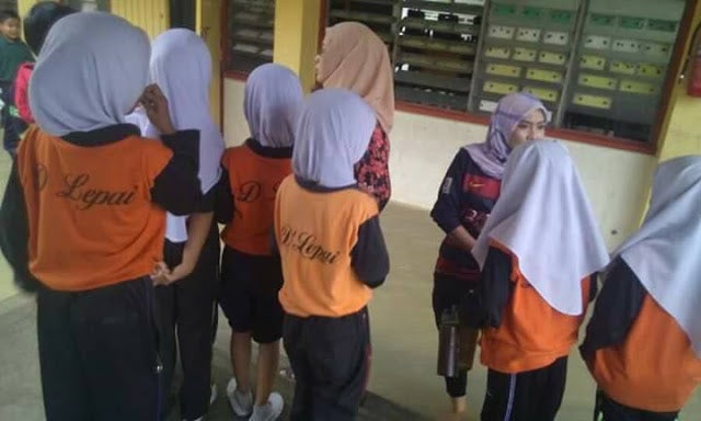 Amazing Malaysian Teacher Carries Schoolchildren Across Flood Waters to Safety - WORLD OF BUZZ 6