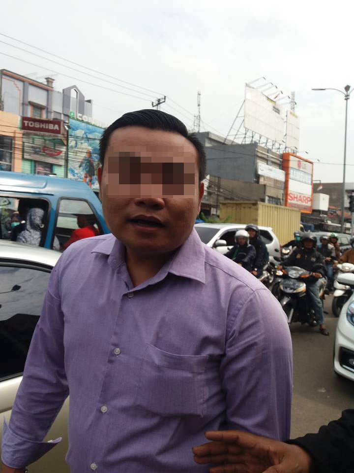 Civilian Driver Kena Kantoi for Using Police Lights in Car to Beat Traffic Jam - WORLD OF BUZZ 2