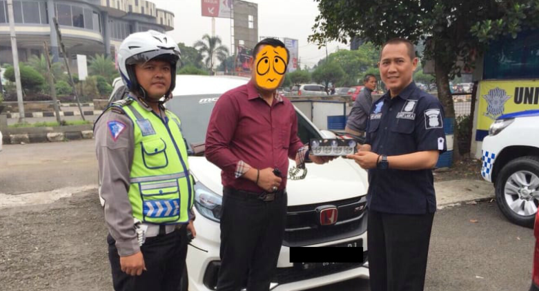 Civilian Driver Kena Kantoi for Using Police Lights in Car to Beat Traffic Jam - WORLD OF BUZZ 5
