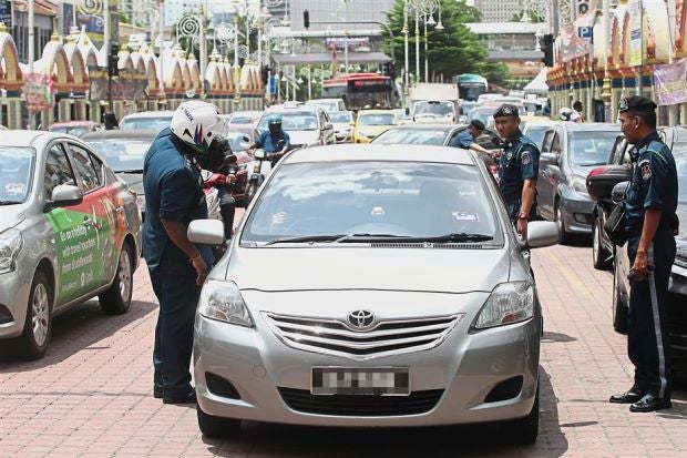 Dbkl Taking Stern Action Against Motorists Who Double Park In Brickfields - World Of Buzz 2