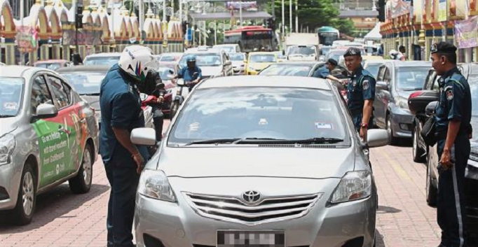 Dbkl Taking Stern Action Against Motorists Who Double Park In Brickfields - World Of Buzz 5