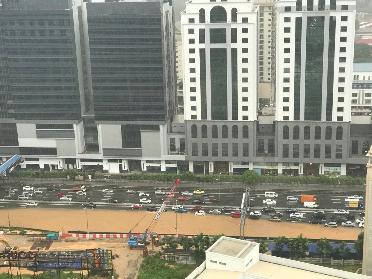 Federal Highway In Mid Valley Area Badly Flooded After Heavy Monsoon Showers - World Of Buzz 2