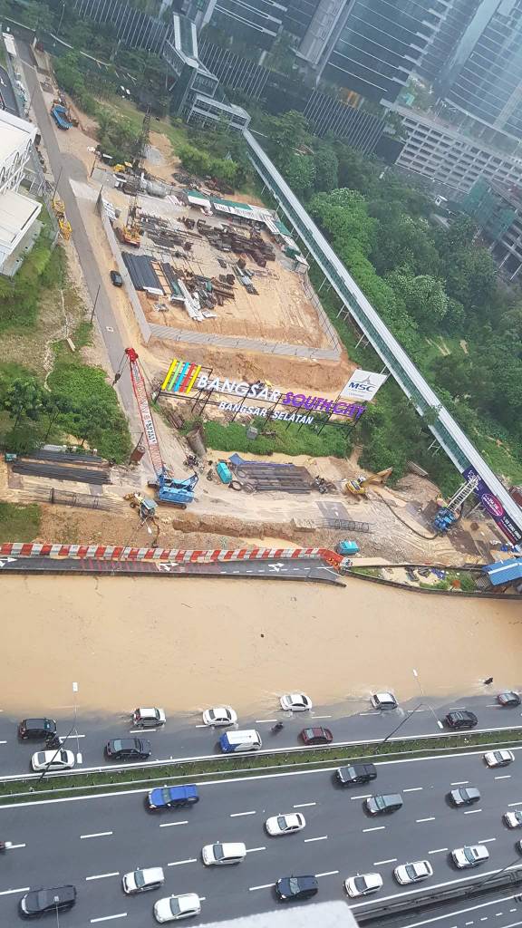 Federal Highway In Mid Valley Area Badly Flooded After Heavy Monsoon Showers - World Of Buzz 4