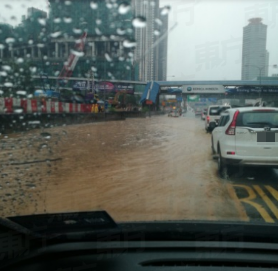 Federal Highway In Mid Valley Area Badly Flooded After Heavy Monsoon Showers - World Of Buzz 8