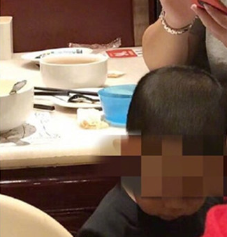 Irresponsible Mother Disgustingly Asks Son To Pee Inside Restaurant's Bowl - World Of Buzz 1
