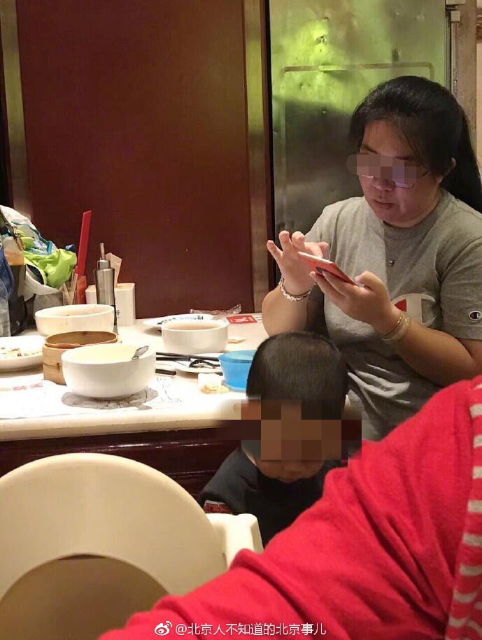 Irresponsible Mother Disgustingly Asks Son To Pee Inside Restaurant's Bowl - World Of Buzz