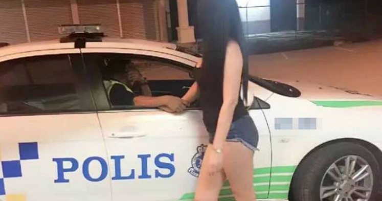Johor Policeman Caught 'Flirting' With Woman Has Been Removed From Patrol Unit - World Of Buzz 1