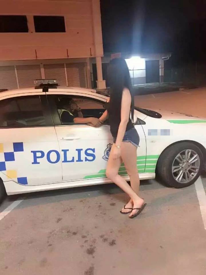 Johor Policeman Caught 'Flirting' with Woman Has Been Removed From Patrol Unit - WORLD OF BUZZ
