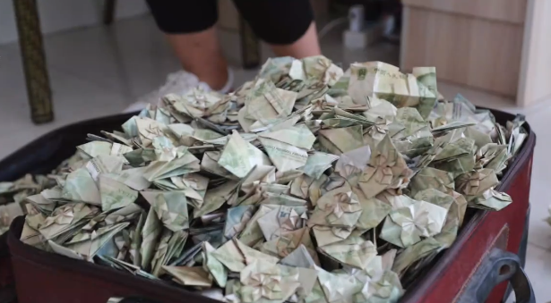 Man Folded Heart-Shaped Banknotes Worth Over RM12,000 and Used Them to Buy Her a Car - WORLD OF BUZZ 5