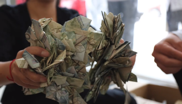 Man Folded Heart-Shaped Banknotes Worth Over RM12,000 and Used Them to Buy Her a Car - WORLD OF BUZZ 6