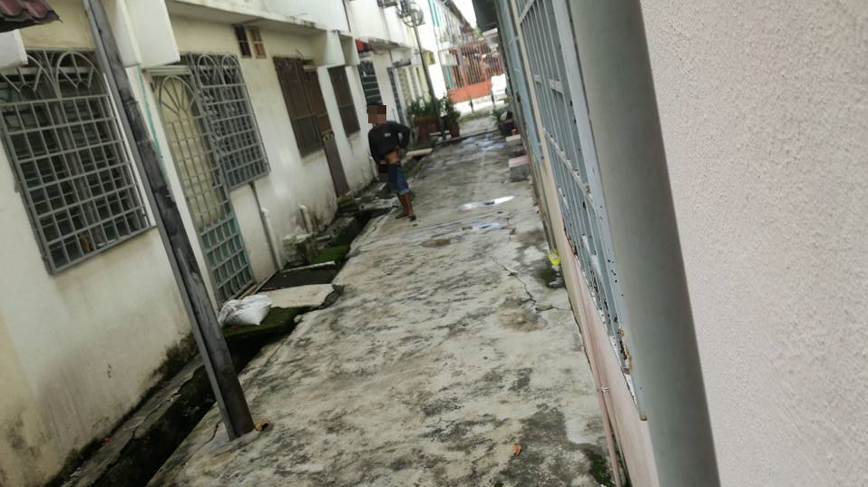 M'sian Encounters Pervert Masturbating At Back of Her House Who Refuses to Leave - WORLD OF BUZZ 1