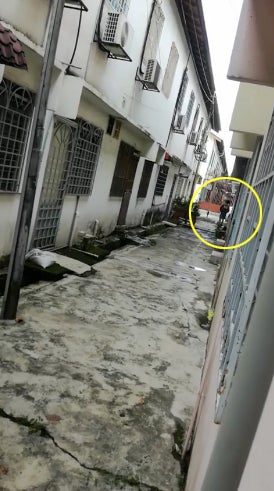 M'sian Encounters Pervert Masturbating At Back of Her House Who Refuses to Leave - WORLD OF BUZZ 3